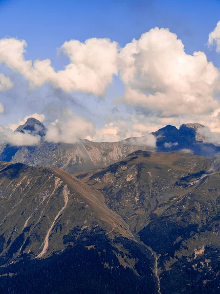 Hermoso paisaje de montaña. Macizo de alta montaña, — Foto de Stock