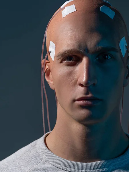 Pria dengan elektroda di kepalanya adalah konsep futuristik realitas maya dan kontrol pikiran. — Stok Foto