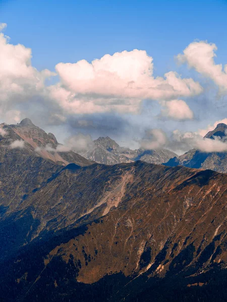 Hermoso paisaje de montaña. Macizo de alta montaña, —  Fotos de Stock