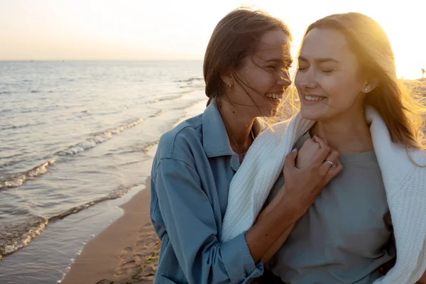 Les amis passent un bon moment ensemble. Jeunes femmes sur la plage le soir, — Photo