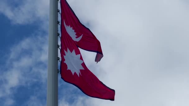 Bandera de Nepal ondeando en el viento. Bandera nacional contra un cielo azul, — Vídeos de Stock