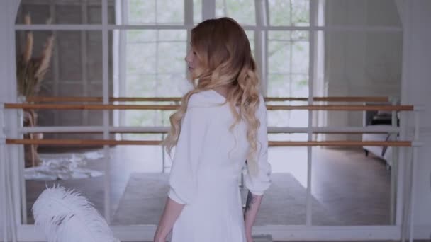 Красива елегантна наречена в простій білій весільній сукні — стокове відео