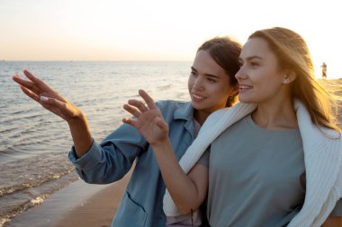 Arkadaşlar birlikte mutlu vakit geçirirler. Akşamları sahilde genç kadınlar,