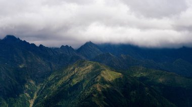 Güzel dağ manzarası. Yüksek dağ kitlesi,