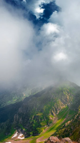 En la cima, hermosa naturaleza salvaje.. Macizo de alta montaña, — Foto de Stock