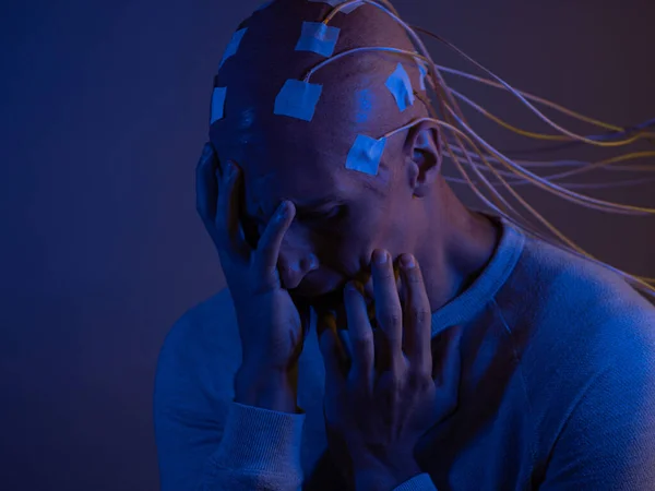 Un hombre con una cabeza calva con cables conectados. Miedo y ansiedad. Examen del cerebro, —  Fotos de Stock