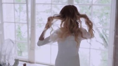 Beyaz gelinlik içinde zarif bir gelin.