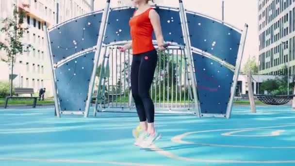 Joven atleta hace un entrenamiento al aire libre. Saltar la cuerda, el calentamiento cardiovascular — Vídeos de Stock