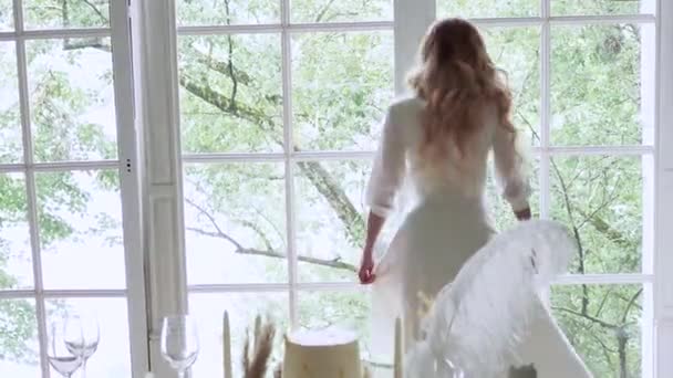Όμορφη κομψή νύφη σε ένα απλό λευκό νυφικό — Αρχείο Βίντεο