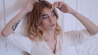 Beyaz gelinlik içinde zarif bir gelin.