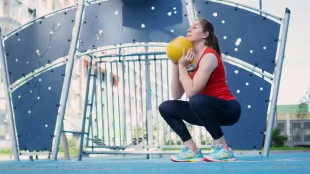 Fiatal női sportoló edzeni, edzés egy vízforraló a szabadban. — Stock videók