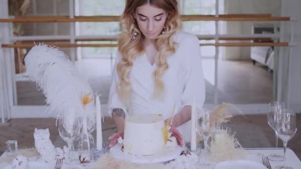 Красива елегантна наречена в простій білій весільній сукні — стокове відео