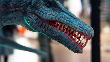 SAINT PETERSBURG, RUSSIA - 8 Ekim 2019: Dinozorlar hakkındaki arkeolojik sergide Raptor heykeli,