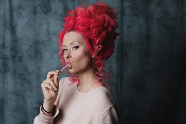 Kraliyet saç boyası, şık parlak renk. Komik görüntü, modern ve klasik,