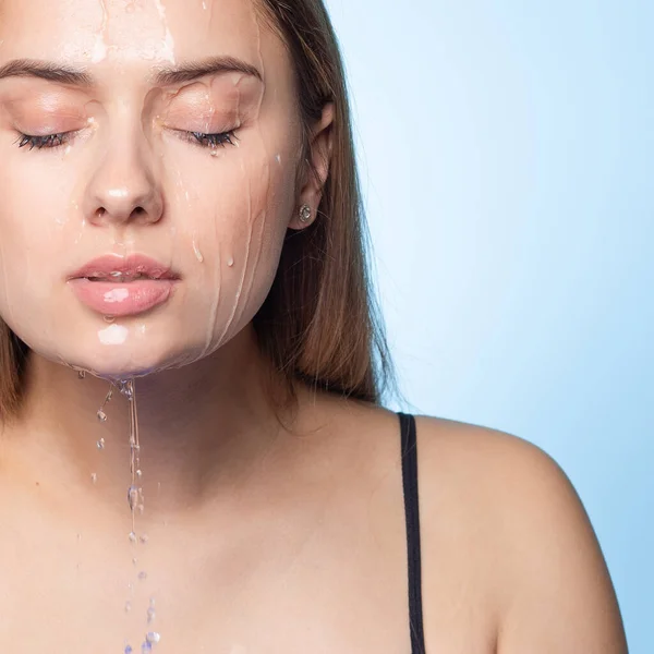 Lave o rosto, a frescura da água limpa na pele. — Fotografia de Stock