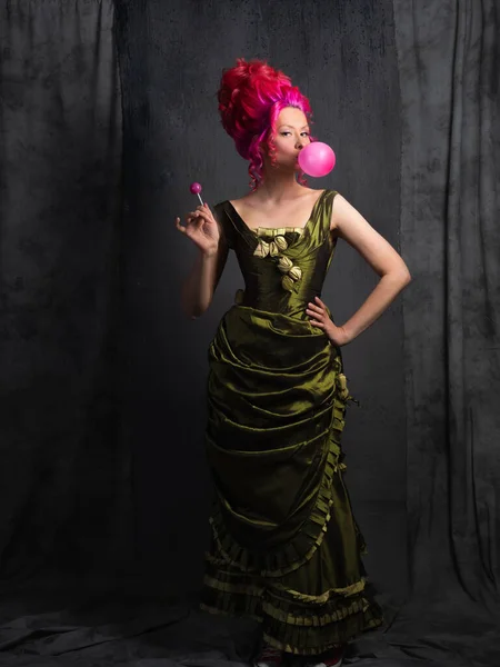 Neo kitsch, giovane donna in stile barocco, costume e acconciatura alta — Foto Stock
