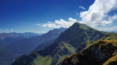 Güzel dağ manzarası. Yüksek dağ kitlesi,