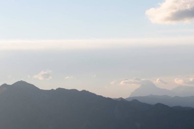 Uzaktaki sıradağların panoraması. Yumuşak mavi tonlarda manzara,