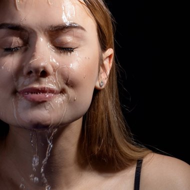 Yüzümden sular akıyor. Genç ve güzel bir kadının portresi