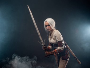 Karanlık bir geçmişi olan genç bir savaşçı. Fantezi kadın kahraman