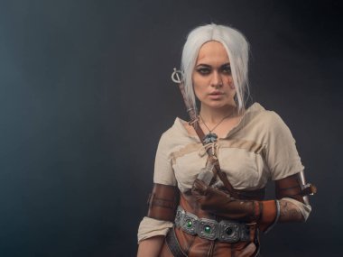 Karanlık bir geçmişi olan genç bir savaşçı. Fantezi kadın kahraman