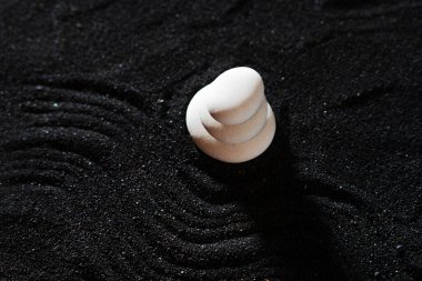 Kaya bahçesi, siyah kumdaki beyaz çakıl taşları, dalgalı desenler.