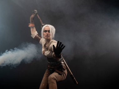 Karanlık bir geçmişi olan genç bir savaşçı. Fantezi kadın kahraman