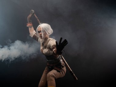 Karanlık bir geçmişi olan genç bir savaşçı. Fantezi kadın kahraman