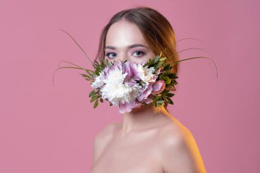Çiçek maskeli güzel bir kadın.,