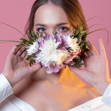 Çiçeklerdeki ve yapraklardaki koruyucu yüz maskesi, bahar.,