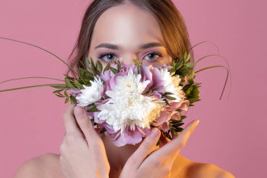 Çiçeklerdeki ve yapraklardaki koruyucu yüz maskesi, bahar.,