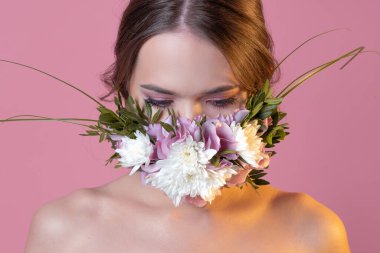 Çiçeklerdeki ve yapraklardaki koruyucu yüz maskesi, bahar.,