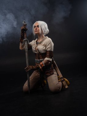 Karanlık bir geçmişi olan genç bir savaşçı. Fantezi kadın kahraman