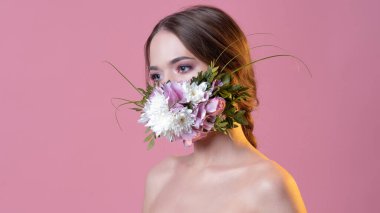 Çiçeklerdeki ve yapraklardaki koruyucu yüz maskesi, bahar.,