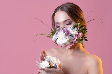 Çiçeklerdeki ve yapraklardaki koruyucu yüz maskesi, bahar.,