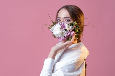 Çiçeklerdeki ve yapraklardaki koruyucu yüz maskesi, bahar.,