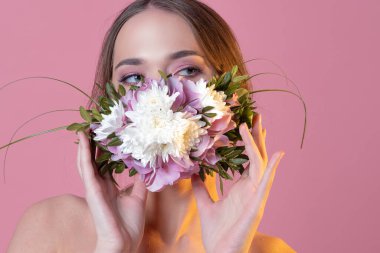 Modaya uygun yüz maskesi, taze ve canlı, çiçek kokulu..