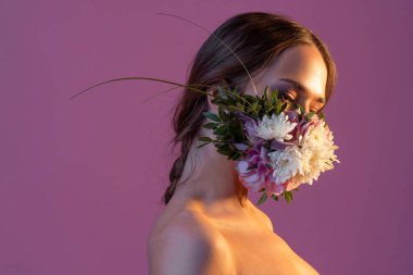 Modaya uygun yüz maskesi, taze ve canlı, çiçek kokulu..