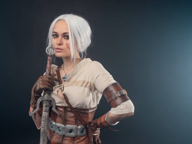 Karanlık bir geçmişi olan genç bir savaşçı. Fantezi kadın kahraman