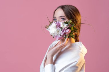 Çiçeklerdeki ve yapraklardaki koruyucu yüz maskesi, bahar.,