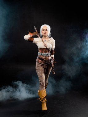 Karanlık bir geçmişi olan genç bir savaşçı. Fantezi kadın kahraman