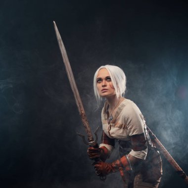 Karanlık bir geçmişi olan genç bir savaşçı. Fantezi kadın kahraman