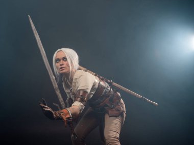 Karanlık bir geçmişi olan genç bir savaşçı. Fantezi kadın kahraman