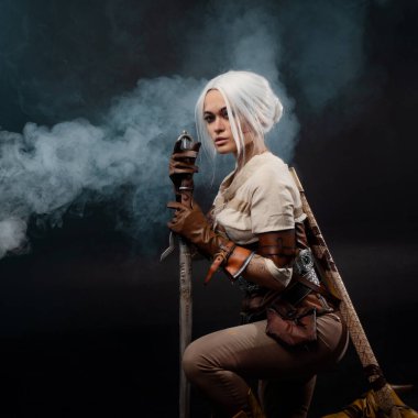 Karanlık bir geçmişi olan genç bir savaşçı. Fantezi kadın kahraman