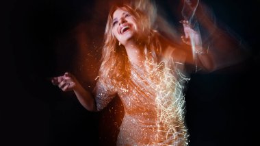 Kulüpte dans eden çekici sarışın, parlak altın ışık, hareket efektleri.