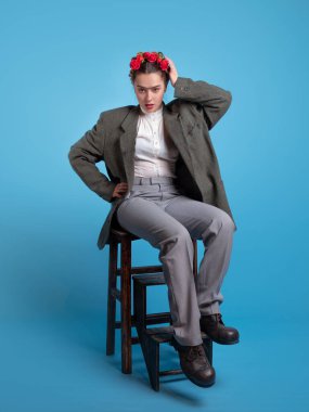 Erkek kıyafeti giymiş genç bir kadın, cinsiyet ayrımı yok..