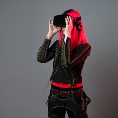 Sanal gerçeklik kaskı takmış, simülasyonlarla oynayan şık genç oyuncular.,