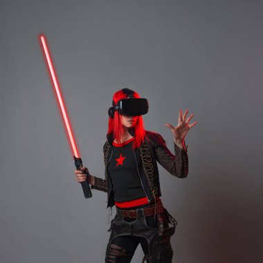 Sanal gerçeklik kaskı takmış, simülasyonlarla oynayan şık genç oyuncular.,