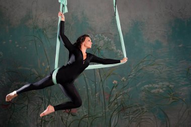 Havalı bezler üzerinde jimnastik, genç ve güzel bir bayan atlet.