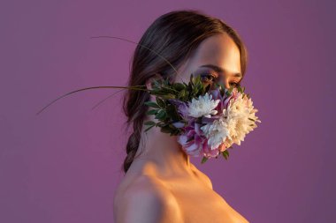 Çiçeklerdeki ve yapraklardaki koruyucu yüz maskesi, bahar.,